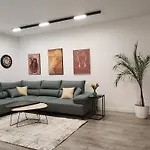 Green Apartment ドゥラス