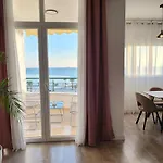 Green Apartment アパート ドゥラス